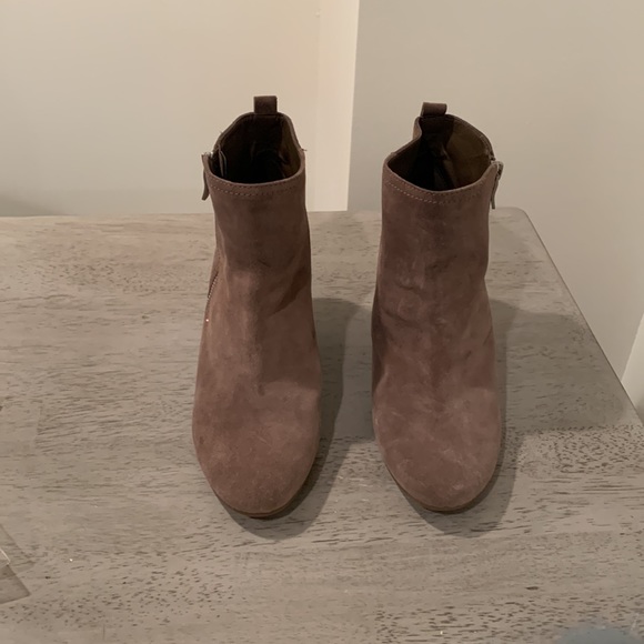 Gorgeous BCBG Generation Suede Booties 9.5 heeled boots - Picture 6 of 9